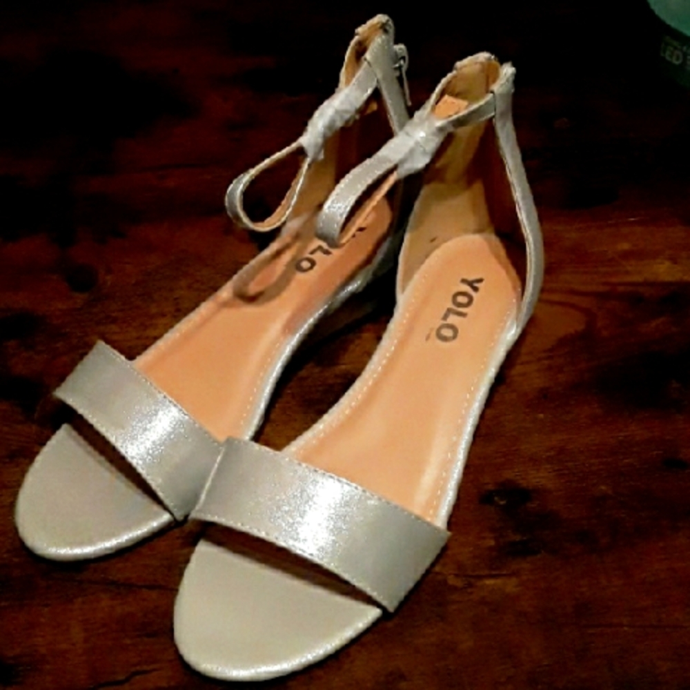NWT Girls 3 YOLO Silver Grey Low Wedge Adorable Shoes